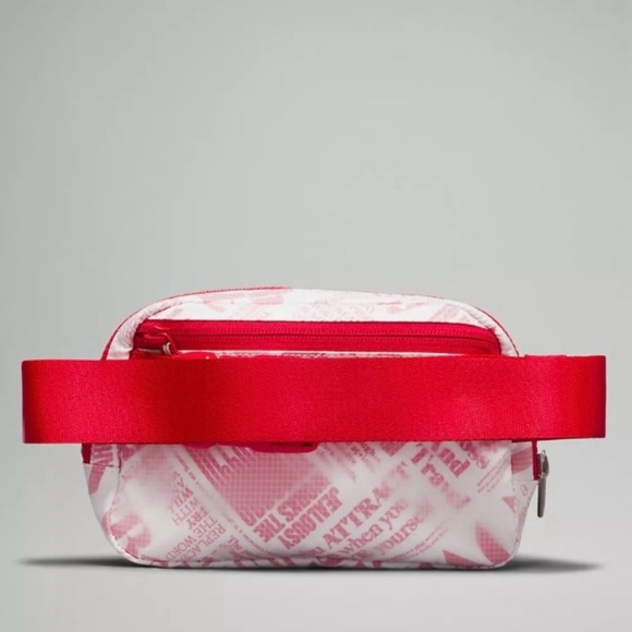2 Everywhere belt bag Manifesto Print red/white and black/white - Picture 4 of 15